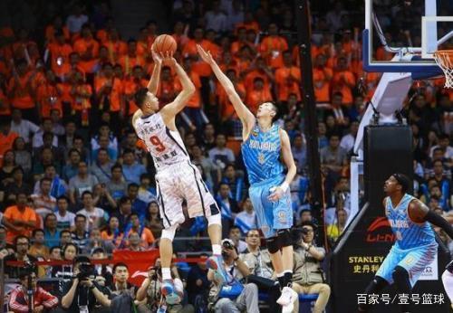 泳池中的传 泳池中的传